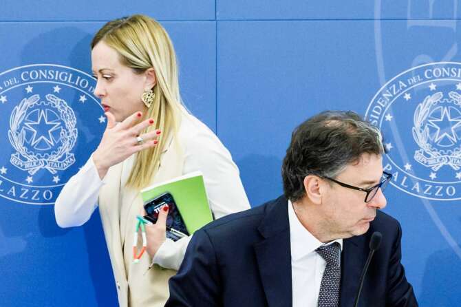 Meloni e l’allergia per giornalisti e domande: dalla premier nessuna risposta sulla legge di bilancio