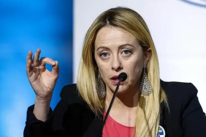 Il bell’esempio della Meloni: scatena la caccia alla magistrata