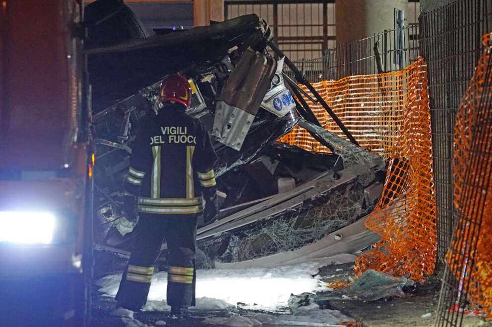 >>>ANSA/ Bus cade da un cavalcavia a Mestre, almeno 21 morti