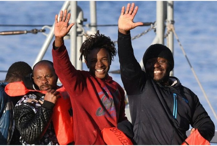 migranti-felici.jpg_997313609