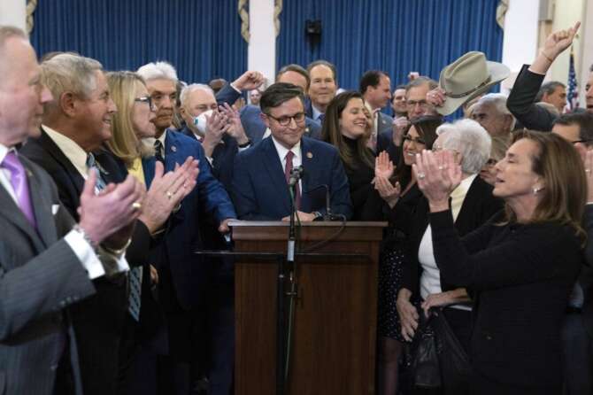 Chi è Mike Johnson, nuovo Speaker della Camera Usa: ultraconservatore trumpiano, contrario agli aiuti all’Ucraina