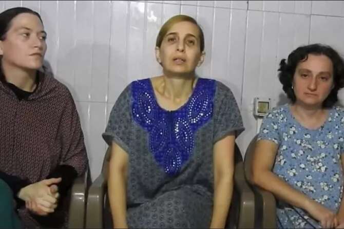 Screenshot dal video diffuso da Hamas delle tre donne israeliano ostaggio