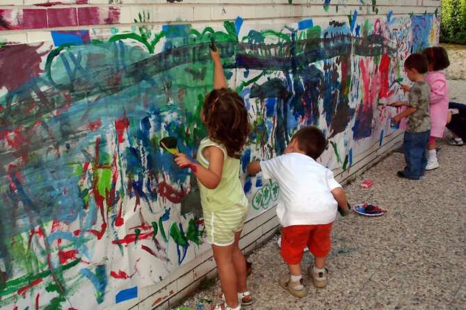 Non solo denatalità, l’Italia dei minori è in crisi anche su casa, scuola e verde