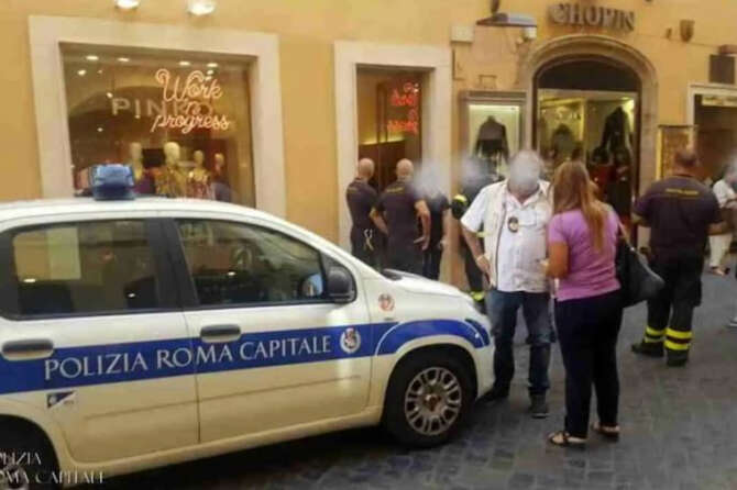 Cane vola da finestra a Roma e travolge passante: donna incinta in ospedale, salvo il feto
