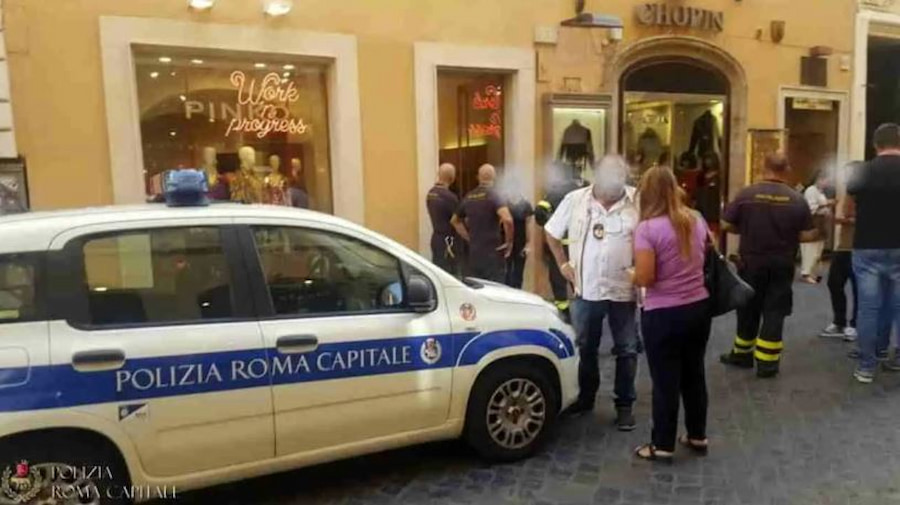Cane vola da finestra a Roma e travolge passante: donna incinta in ospedale, salvo il feto
