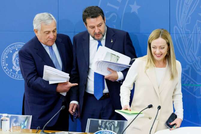 Caos manovra, il governo la “riscrive” dopo i problemi su Quota 104 e accesso ai conti correnti: Meloni accuse le bozze…