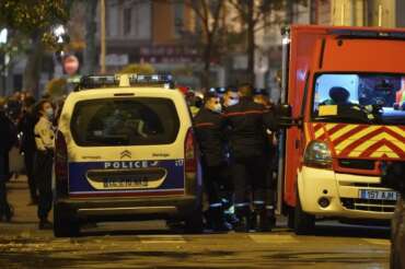 Police officers and rescue workers block the access to the scene after a Greek Orthodox priest was shot Saturday Oct.31, 2020 while he was closing his church in the city of Lyon, central France. The priest, a Greek citizen, is in a local hospital with life-threatening injuries after being hit in the abdomen, a police official told The Associated Press. (AP Photo/Laurent Cipriani) FOTO DI RPERTORIO LAPRESSE