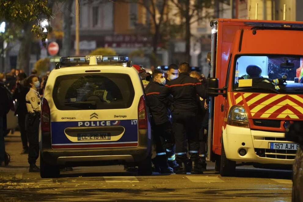 Police officers and rescue workers block the access to the scene after a Greek Orthodox priest was shot Saturday Oct.31, 2020 while he was closing his church in the city of Lyon, central France. The priest, a Greek citizen, is in a local hospital with life-threatening injuries after being hit in the abdomen, a police official told The Associated Press. (AP Photo/Laurent Cipriani) FOTO DI RPERTORIO LAPRESSE
