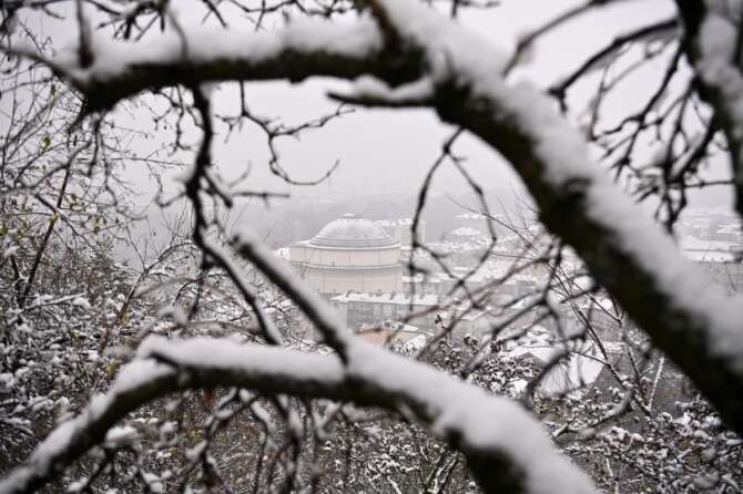 Foto Fabio Ferrari/LaPresse 08-12-2021 Torino – Italia Cronaca Neve a Torino, le immagini della città imbiancata Nella foto: Parco del Valentino Photo Fabio Ferrari/LaPresse 08-12-2021 Turin – Italy News Snow in Turin, the images of the city whitewashed In the picture: Valentino park
