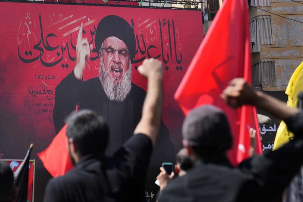 Hezbollah leader Sheik Hassan Nasrallah speaks via a video link, as his supporters raise their hands, during the Shiite holy day of Ashoura, in the southern suburb of Beirut, Lebanon, in Beirut, Lebanon, Tuesday, Aug. 9, 2022. The leader of Lebanon’s militant Hezbollah group has issued warning to archenemy Israel over the two countries’ maritime border dispute. (AP Photo/Hussein Malla) LAPRESSE