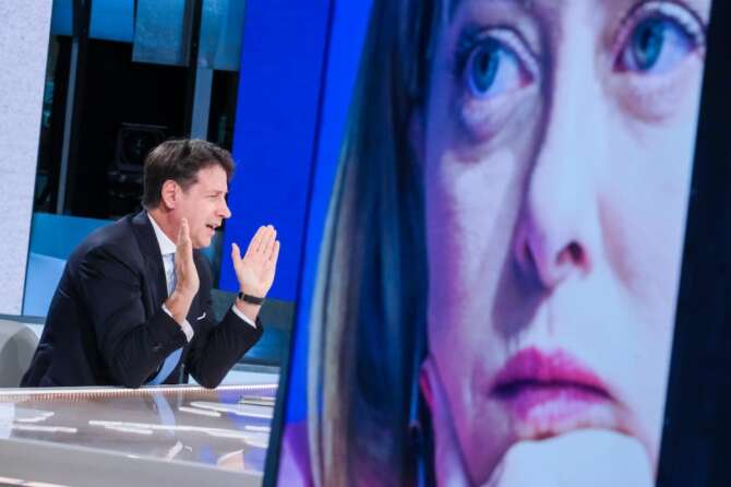 Foto Mauro Scrobogna/LaPresse 27-11-2022 Roma (Italia) Politica – RAI – trasmissione mezz’ora in più – Nella foto: Giuseppe Conte ospite dell’approfondimento giornalistico condotto da Lucia Annunziata, sullo schermo Giorgia Meloni 07-08-2022 Rome (Italy) Politics – RAI – broadcast half an hour more – In the photo: Giuseppe Conte guest of the journalistic study conducted by Lucia Annunziata, on the screen Giorgia Meloni