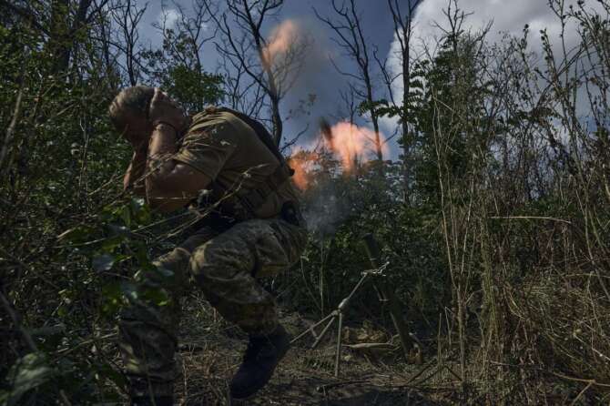 A Ukrainian soldier fires a mortar towards the Russian positions near Bakhmut, Donetsk region, Ukraine, Saturday, Sept. 2, 2023. (AP Photo/Libkos) Associated Press/LaPresse Only Italy and Spain