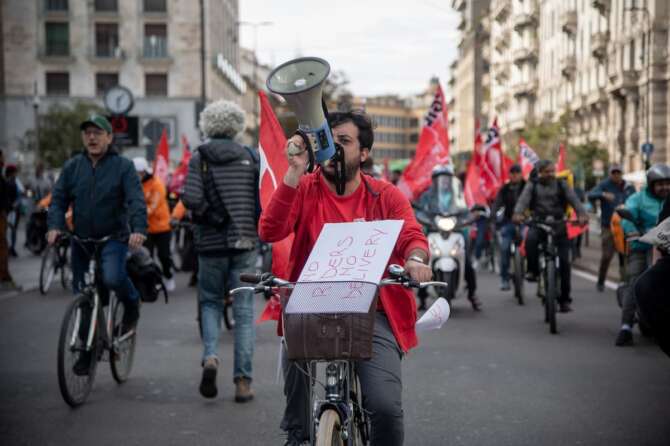 Foto Claudio Furlan/LaPresse 16-10-2023 Milano, Italia – Sciopero dei Rider del food delivery presso Camera del Lavoro e Tribunale Photo Claudio Furlan/LaPresse 16-10-2023 Milan, Italy – Food Delivery Riders Strike at Chamber of Labor and Tribunal