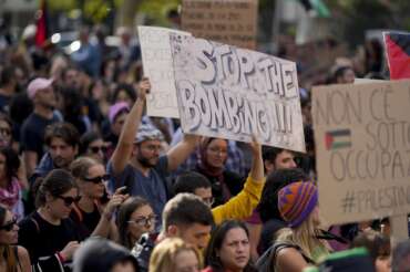 Protesters gather for a pro-Palestinian demonstration, in Rome, Saturday, Oct. 28, 2023. (AP Photo/Andrew Medichini) LAPRESSE