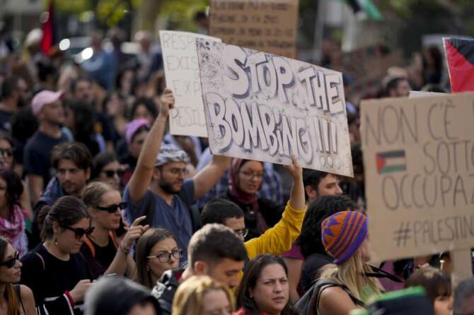 Protesters gather for a pro-Palestinian demonstration, in Rome, Saturday, Oct. 28, 2023. (AP Photo/Andrew Medichini) LAPRESSE