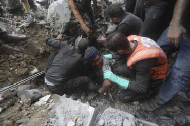 Palestinian rescuers try to pull an injured boy out of the rubble of a destroyed building following an Israeli airstrike in Bureij refugee camp, Gaza Strip, Thursday, Nov. 2, 2023. (AP Photo/Mohammed Dahman) Associated Press/LaPresse Only Italy and Spain LAPRESSE
