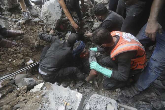 Palestinian rescuers try to pull an injured boy out of the rubble of a destroyed building following an Israeli airstrike in Bureij refugee camp, Gaza Strip, Thursday, Nov. 2, 2023. (AP Photo/Mohammed Dahman) Associated Press/LaPresse Only Italy and Spain LAPRESSE