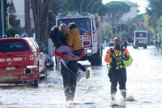 Foto Adriano Conte/LaPresse 4 Novembre 2023 – Bisenzio, Toscana, Italia – Cronaca – Ancora allerta per il maltempo, in particolare in Toscana, dove le vittime salgono a 7. Campi Bisenzio, tra i comuni del fiorentino più colpiti November 4, 2023 – Bisenzio, Tuscany, Italy – News – Still on alert due to bad weather, particularly in Tuscany, where the number of victims has risen to 7. Campi Bisenzio, among the most affected municipalities in the Florentine area