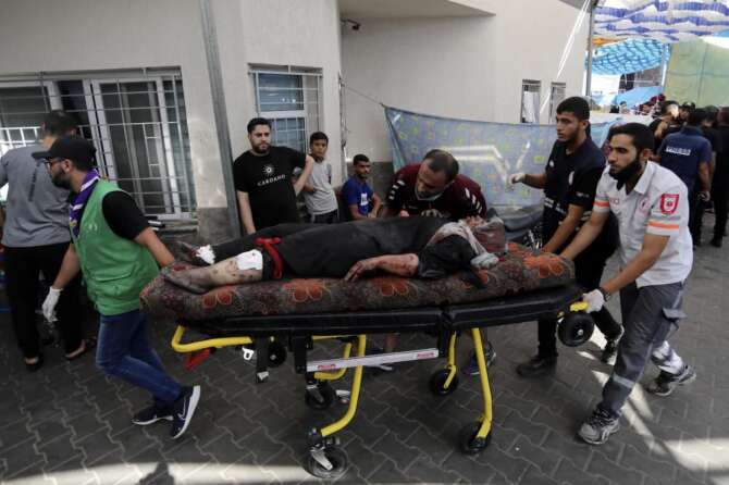An injured Palestinian woman is wheeled into the al-Shifa hospital, following Israeli airstrikes on Gaza City, central Gaza Strip, Sunday, Nov. 5, 2023. (AP Photo/Abed Khaled) Associated Press/LaPresse Only Italy And Spain