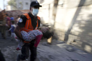 Palestinians evacuate survivors after Israeli airstrikes on buildings in Deir al Balah, Gaza Strip, Tuesday, Nov. 7, 2023. (AP Photo/Adel Hana)




Associated Press/LaPresse
Only Italy And Spain