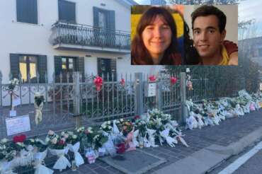 foto Contaldo/LaPresse 19 novembre 2023 Vigonovo, Italia Cronaca I fiori e biglietti davandi alla casa di Giulia Cecchettin photo LaPresse November 19, 2023 Vigonovo, Italy News Flowers and messages in front of Giulia Cecchettin’s house