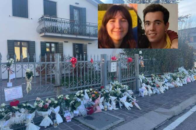 foto Contaldo/LaPresse 19 novembre 2023 Vigonovo, Italia Cronaca I fiori e biglietti davandi alla casa di Giulia Cecchettin photo LaPresse November 19, 2023 Vigonovo, Italy News Flowers and messages in front of Giulia Cecchettin’s house