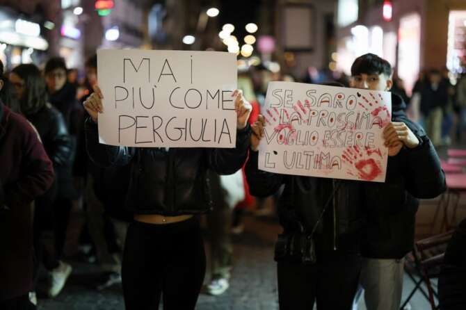 Foto Alessandro Garofalo/LaPresse 23-11-2023 Napoli, Italia – Cronaca – 500 fiaccole per ricordare Giulia Cecchetin November 23, 2023 Naples Italy – News – In the photo: Naples 500 torches to remember Giulia Cecchettin