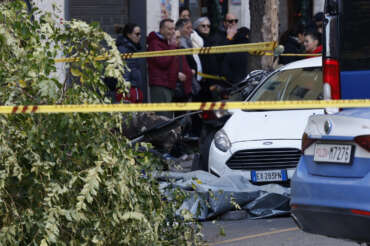 Foto Cecilia Fabiano/LaPresse 25 Novembre  2023 Roma, Italia – cronaca – Una donna muore sotto un albero sradicato dal vento in via di Donna Olimpia  Nella foto: il luogo dell’incidente 
November  25 2023 Roma, Italy – News –  A woman dies under a tree uprooted by the wind in via di Donna Olimpia  In the photo: the place
