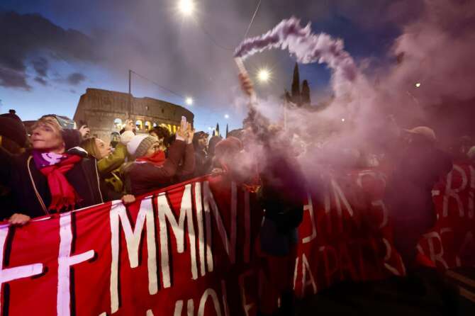 Foto Cecilia Fabiano/LaPresse 25 Novembre 2023 Roma, Italia – cronaca – Giornata internazionale contro la violenza sulle donne manifestazione a Roma Nella foto: la manifestazione November 25 2023 Roma, Italy – News – International day against violence against women demonstration in Rome In the photo: the demonstration