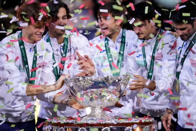 The Italian Davis Cup team celebrate with the trophy after defeating Australia during the Davis Cup final tennis matches in Malaga, Spain, Sunday, Nov. 26, 2023. Italy are the 2023 World Champions Davis Cup winners. (AP Photo/Manu Fernandez)