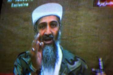 ©LAPRESSE 03-11-01 GIORDANIA ESTERO OSAMA BIN LADEN IN TELEVISIONE SI APPELLA AI MUSULMANI DI TUUTO IL MONDO CHIEDENDO IL LORO SUPPORTO NELLA GUERRA CONTRO GLI STATI UNITI NELLA FOTO: OSAMA BIN LADEN