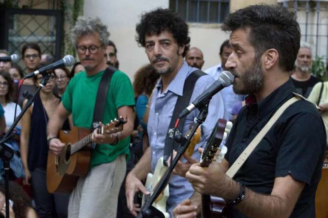Foto Vincenzo Livieri – LaPresse 11-09-2014 Roma, Italia Spettacolo Max Gazzè, Niccolò Fabi e Daniele Silvestri suonano in Piazza della Quercia per la promozione del loro nuovo album “Il padrone della festa” Photo Vincenzo Livieri – LaPresse 11-09-2014 Rome, Italy Entertainment Max Gazzè, Niccolò Fabi e Daniele Silvestri play in downtown Rome for the promotion of their new album “il padrone della festa”