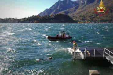 FOTO DEI VIGILI DEL FUOCO DA TWITTER Lecco, con una motobarca e i sommozzatori i vigilidelfuoco sono impegnati dalle 12:20 nelle operazioni di ricerca di un ragazzo finito nel lago