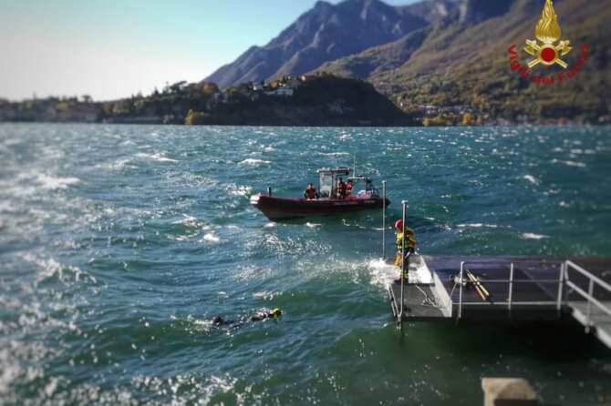 FOTO DEI VIGILI DEL FUOCO DA TWITTER Lecco, con una motobarca e i sommozzatori i vigilidelfuoco sono impegnati dalle 12:20 nelle operazioni di ricerca di un ragazzo finito nel lago