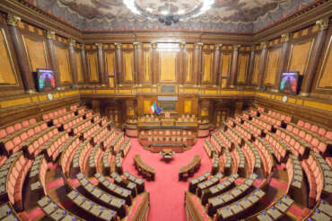 Politica succube della finanza: così si è ridotta a mercimonio e corruzione, potere e clientela nei partiti