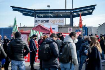 Uno sciopero davanti ad una sede Amazon in Italia