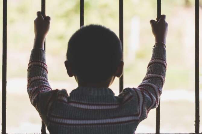 Giacomo, bambino di 2 anni recluso a Rebibbia con la mamma: “Dice solo ‘apri’ e ‘chiudi’, ha deficit motori”