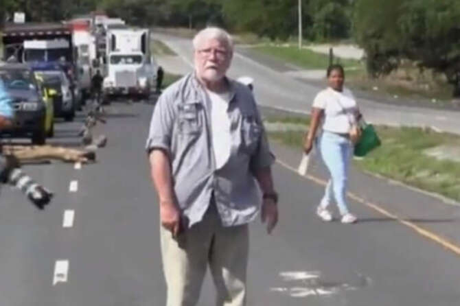 L’uomo arrestato con l’accusa di aver sparato a due manifestanti a Panama (Screenshot da X)