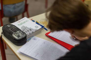 Classe ripete l’esame orale della Maturità dopo mesi, denunciate “irregolarità”: prova bis come in ‘Immaturi’