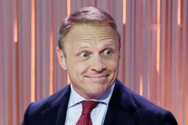 Lollobrigida e il treno fatto fermare a Ciampino: opposizioni contro il ministro per il Frecciarossa “come auto blu”