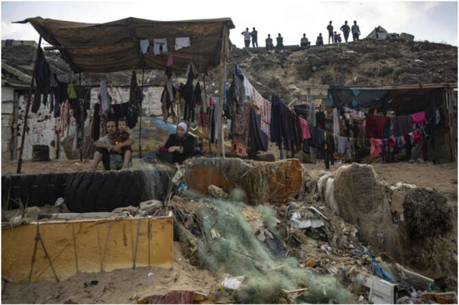 Le truppe israeliane avanzano sulle macerie a Gaza