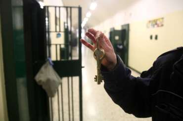 Doppietta di morte nelle carceri campane: Luciano suicida a Santa Maria Capua Vetere, Salvatore trovato senza vita a Secondigliano