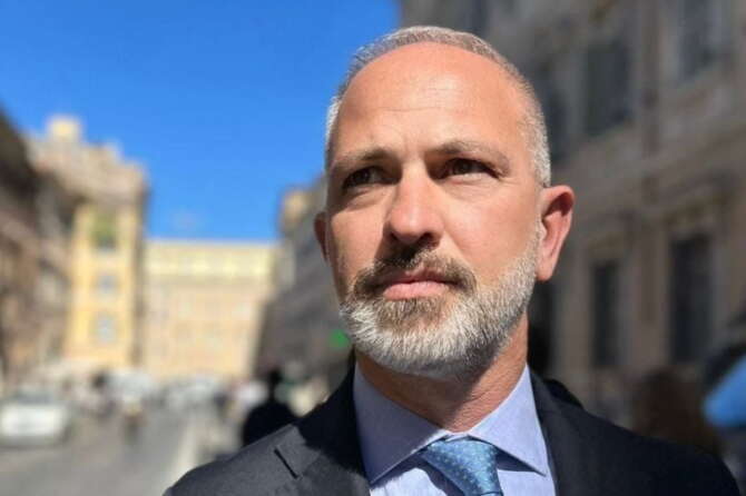 Luigi Nave, il senatore vittima di una doppia rapina in 30 minuti: “Salvato dal tesserino da parlamentare”