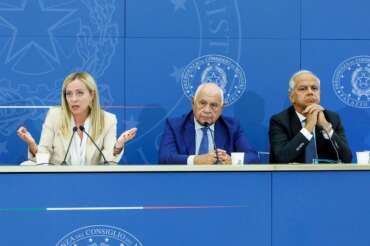 Giorgia Meloni con i ministri Carlo Nordio e Matteo Piantedosi