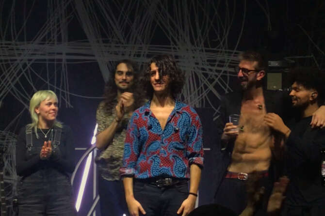 Francesco Motta e la sua band in concerto al Duel a Pozzuoli