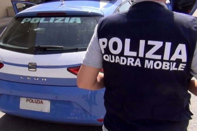 Vittoria, ragazzo di 17 anni rapito in strada da uomini armati: costretto a salire in auto mentre era con gli amici