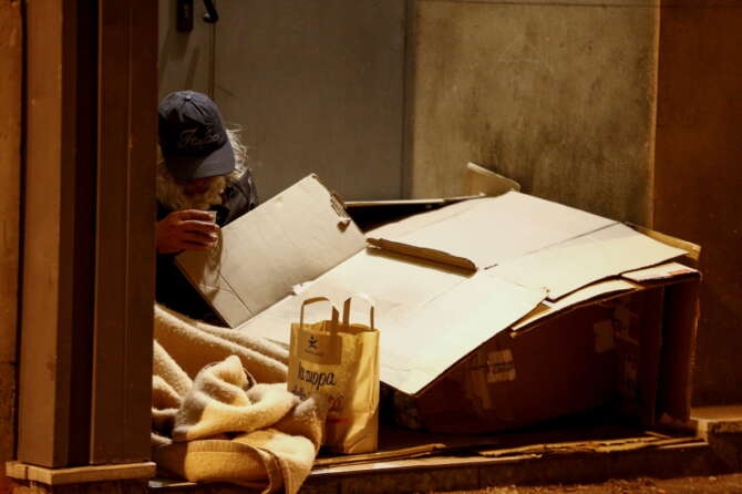 Povertà in Italia, il Rapporto Caritas: “Fenomeno strutturale che riguarda una persona su 10, emergenza working poor”