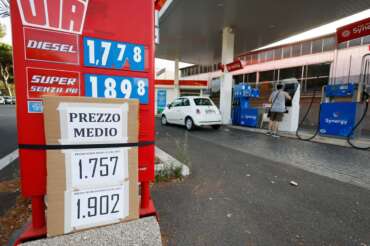 Prezzo medio carburante, il Tar annulla l’obbligo di esposizione: illegittimo il decreto di Urso