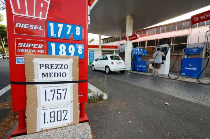 Prezzo medio carburante, il Tar annulla l’obbligo di esposizione: illegittimo il decreto di Urso