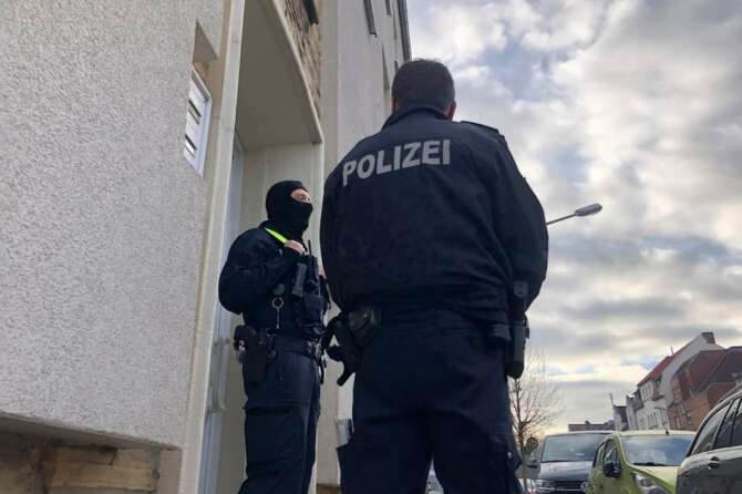FOTO DI REPERTORIO – Police officers are standing outside an apartment building during a search in Osnabrueck, Germany, Friday, Nov. 6, 2020. German police have raided the homes and businesses of four men linked to the Islamic State sympathizer who carried out a deadly attack in Vienna this week. Federal police said Friday that officers, including members of the anti-terrorism unit GSG9, searched premises in Osnabrueck, Kassel and Pinneberg county. (Festim Beqiri/TV7News/dpa via AP)